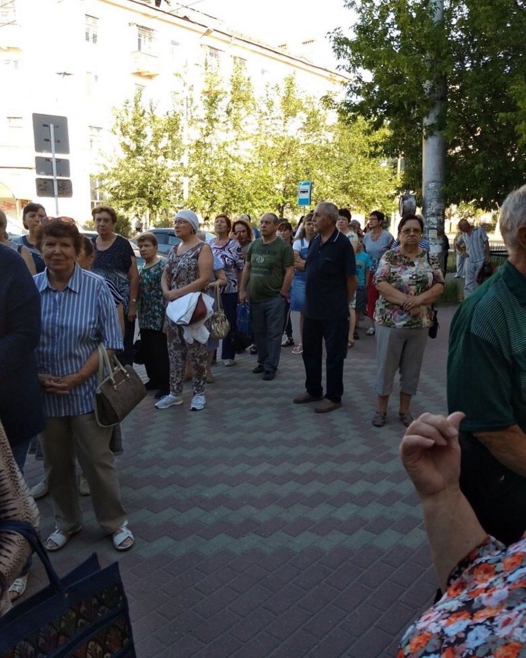 Чтобы взять талон к врачу, жители Дзержинска занимают очередь в пять часов утра