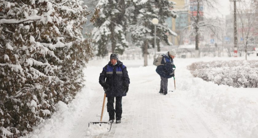 В ночь с 7 на 8 декабря в Дзержинске на борьбу со снегопадом вышло более 20 единиц техники