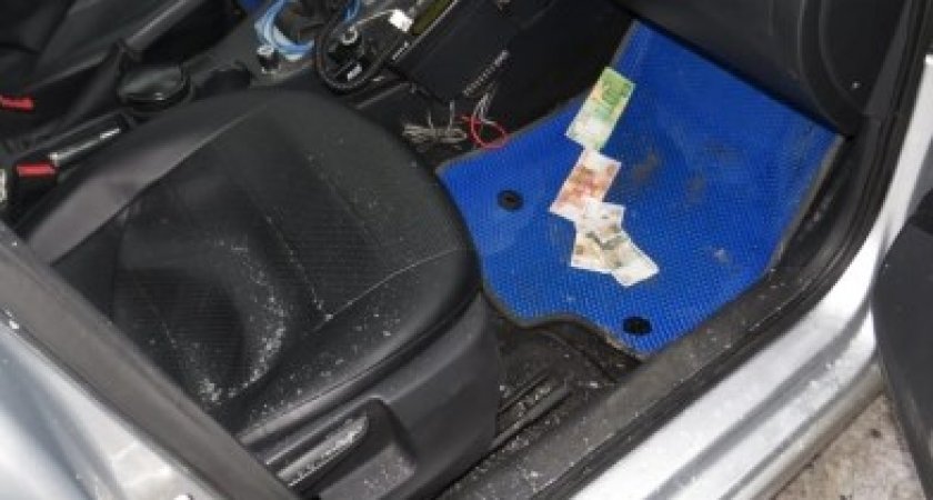 Пьяный водитель решил откупиться, бросив деньги на пол в машине ГИБДД