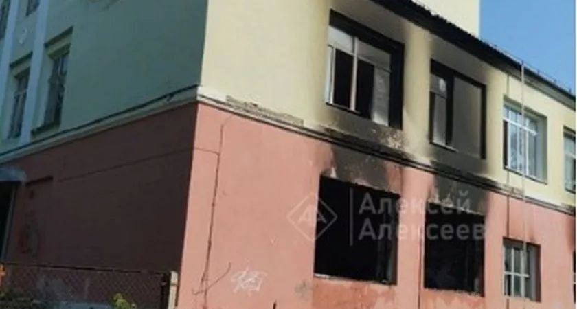 В Дзержинске загорелось здание бывшей школы