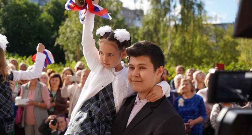 В школе № 7 в День знаний открыли экспозицию, посвященную выпускнику Александру Зенковичу