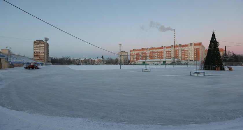 Ледовые катки начали заливать в Дзержинске