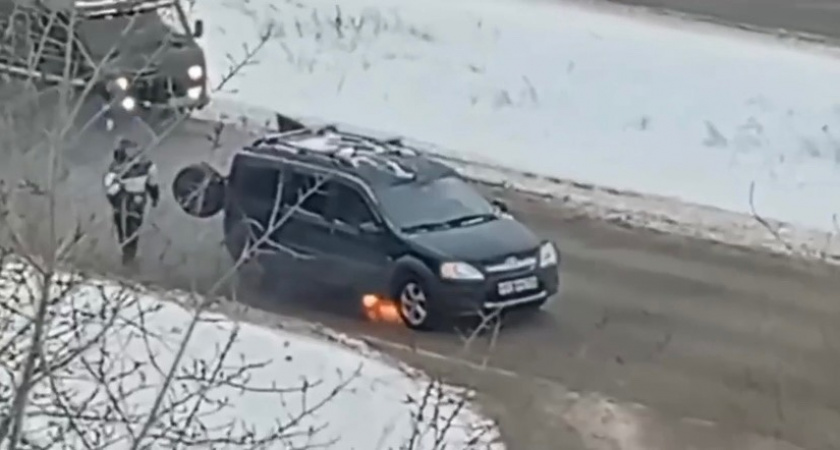 В Дзержинске загорелась машина прямо на дороге