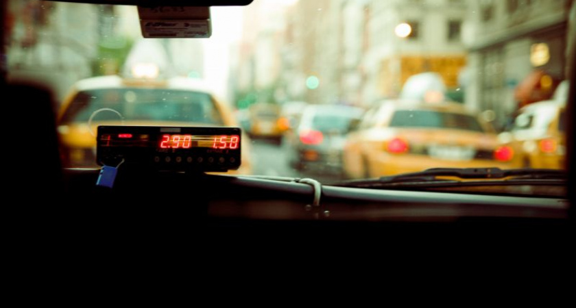 В Дзержинске за год подорожало такси : какие цены теперь в области 