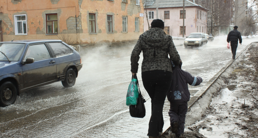 Пешеходы по лужам а вода по асфальту