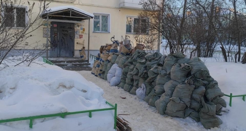Жители дома в Дзержинске страдают из-за соседа, который превратил крыльцо в свалку