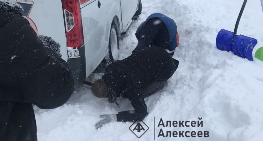 Следственный комитет начал проверку в Нижегородской области из-за застрявшей в снегу скорой