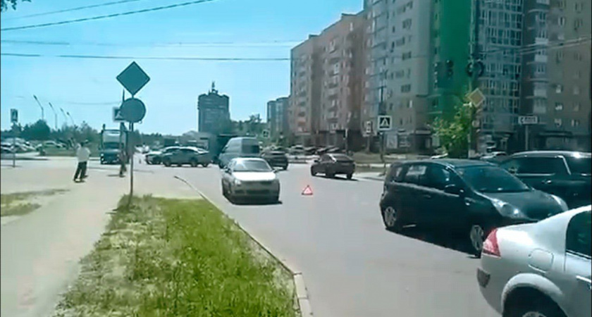 Авария на улице Галкина: мужчина проехал на красный и столкнулся с авто женщины