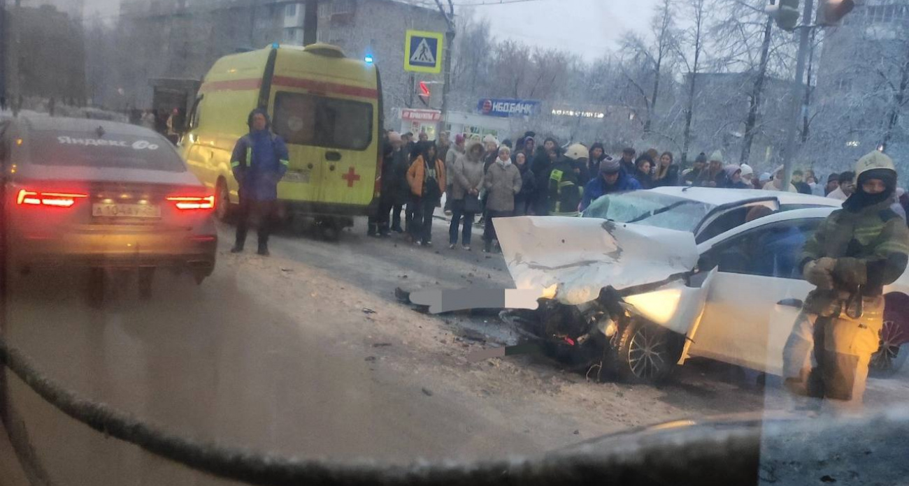 Два человека погибли в тройном ДТП в Дзержинске