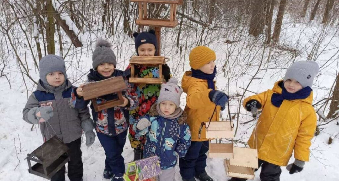 Дзержинские дошколята развесили кормушки для птиц в городском дендропарке