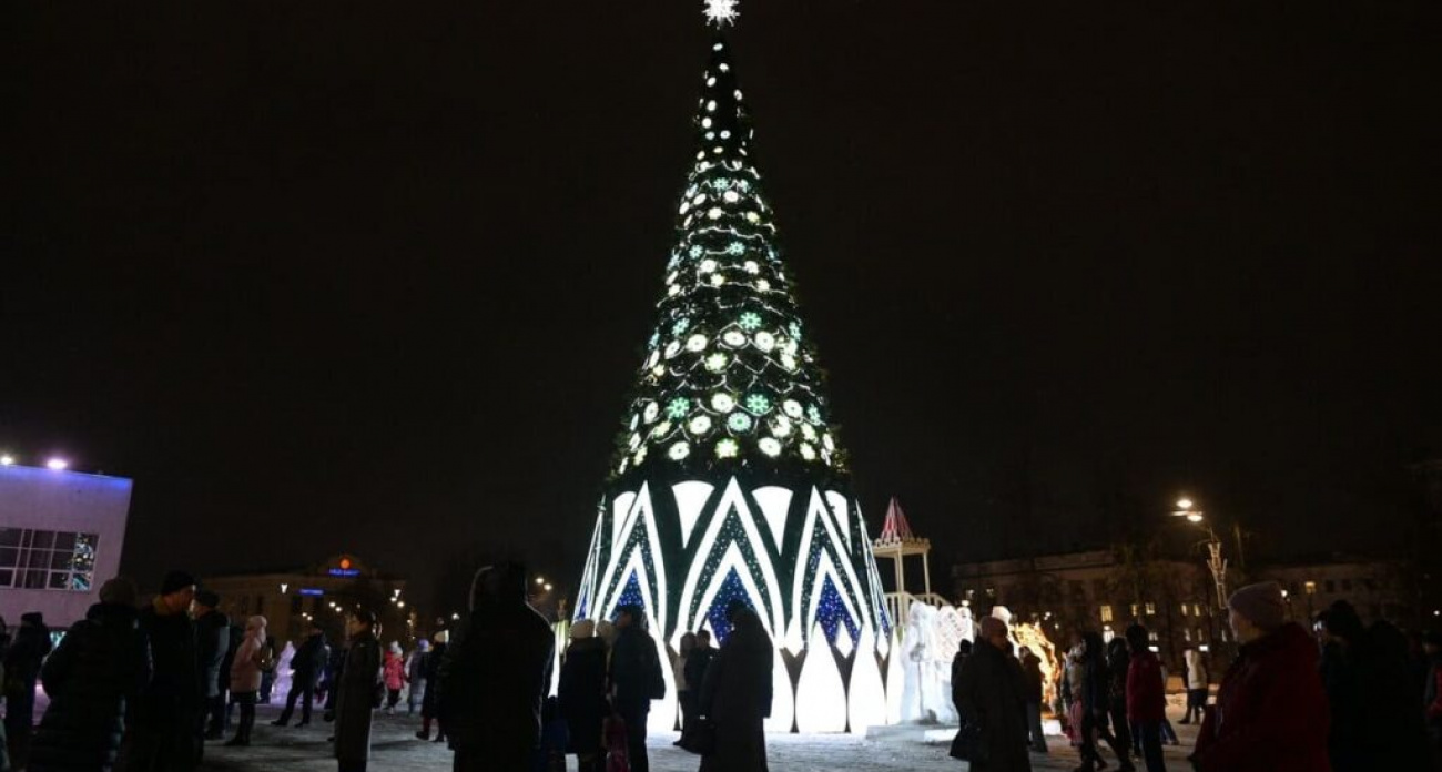 В Дзержинске открыли главную городскую ёлку и ледяной городок с героями мультфильмов