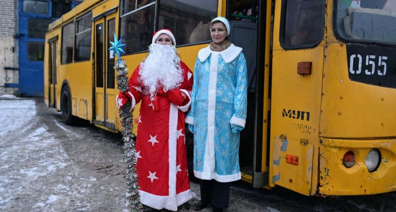 Водители Дзержинска превратили автобусы в новогоднюю сказку