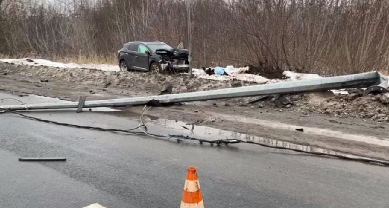 В Дзержинске водитель погиб после столкновения Nissan со столбом