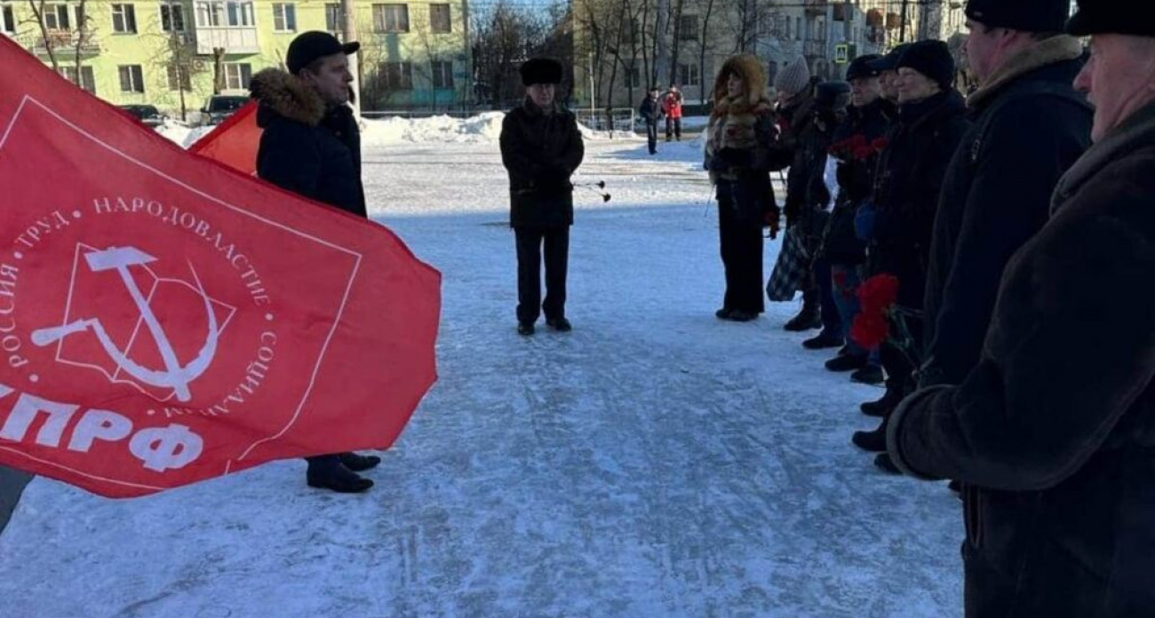 Дзержинские коммунисты почтили память Ленина возложением цветов