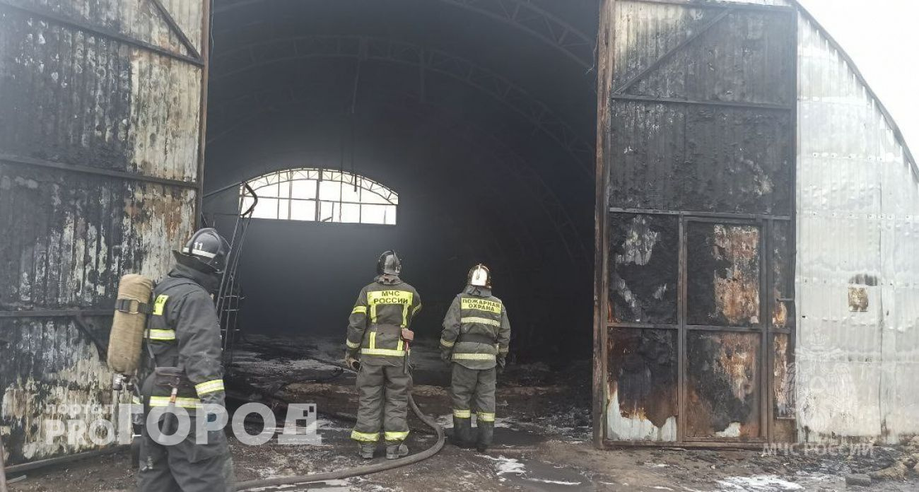 В Дзержинске горел ангар с автомойкой