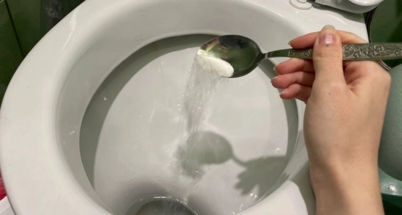 Зачем добавлять соль в воду унитаза. Важный совет на годы