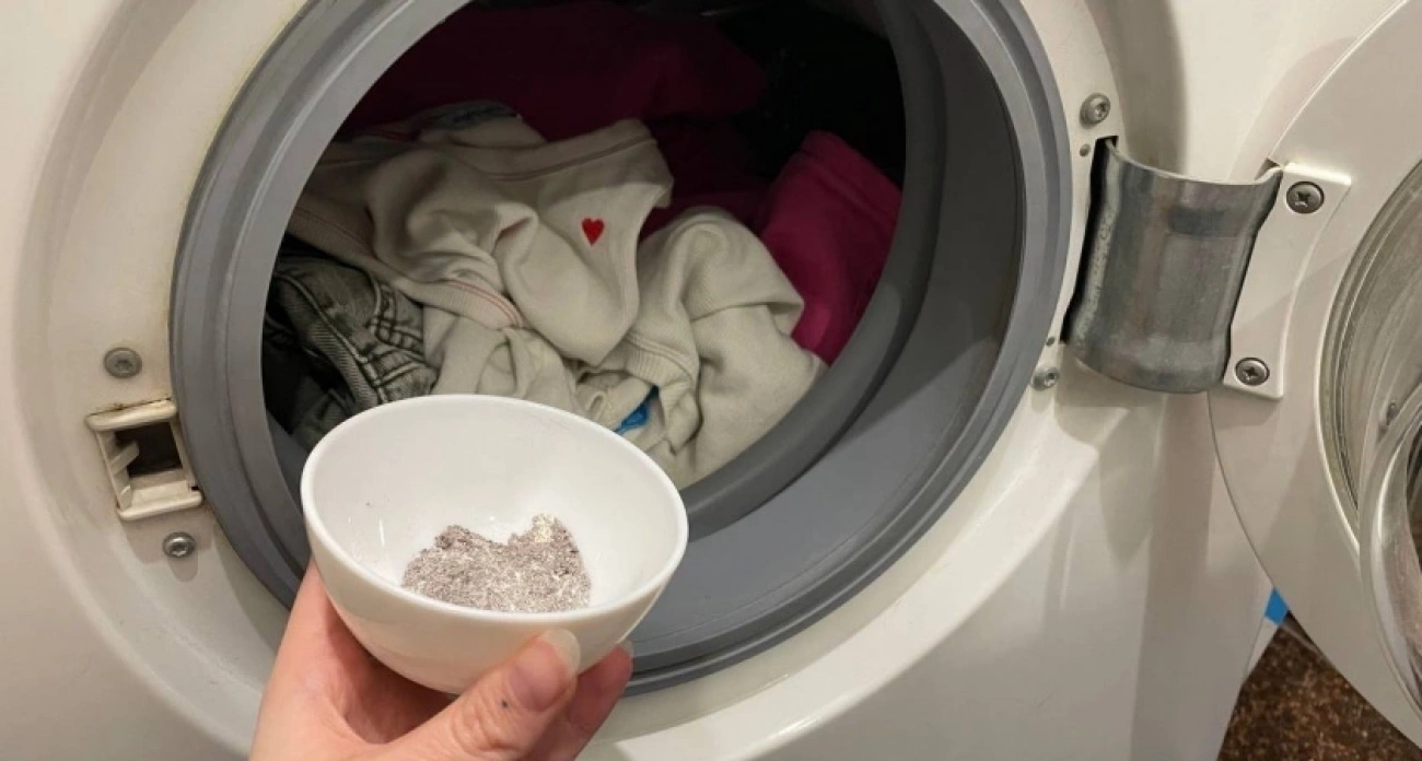 Колпачок в барабан — и ваша стиральная машина очистится: загрязнения выйдут темными хлопьями