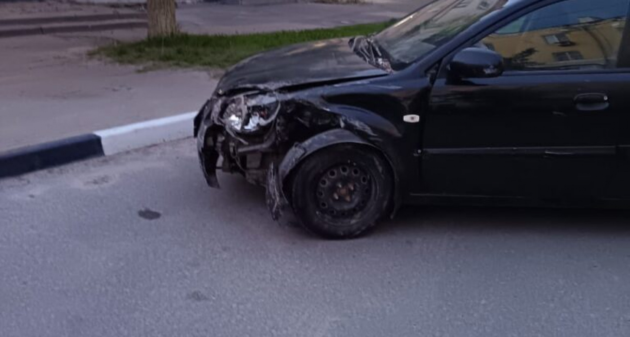 Коммунальщики спилили дерево, пострадавшее в ДТП