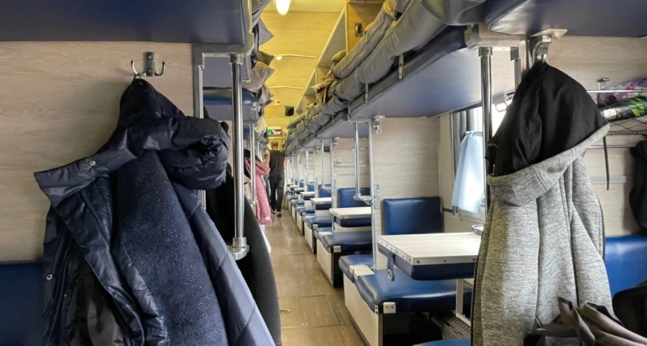 Избегайте этих мест в плацкарте любой ценой: даже боковые полки в сравнении с ними — комфортная зона
