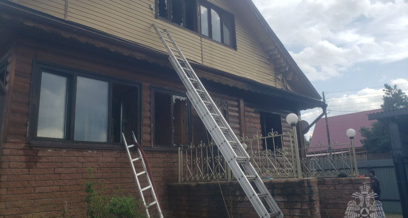Пожар в доме под Дзержинском унес жизни матери и трехлетнего ребенка