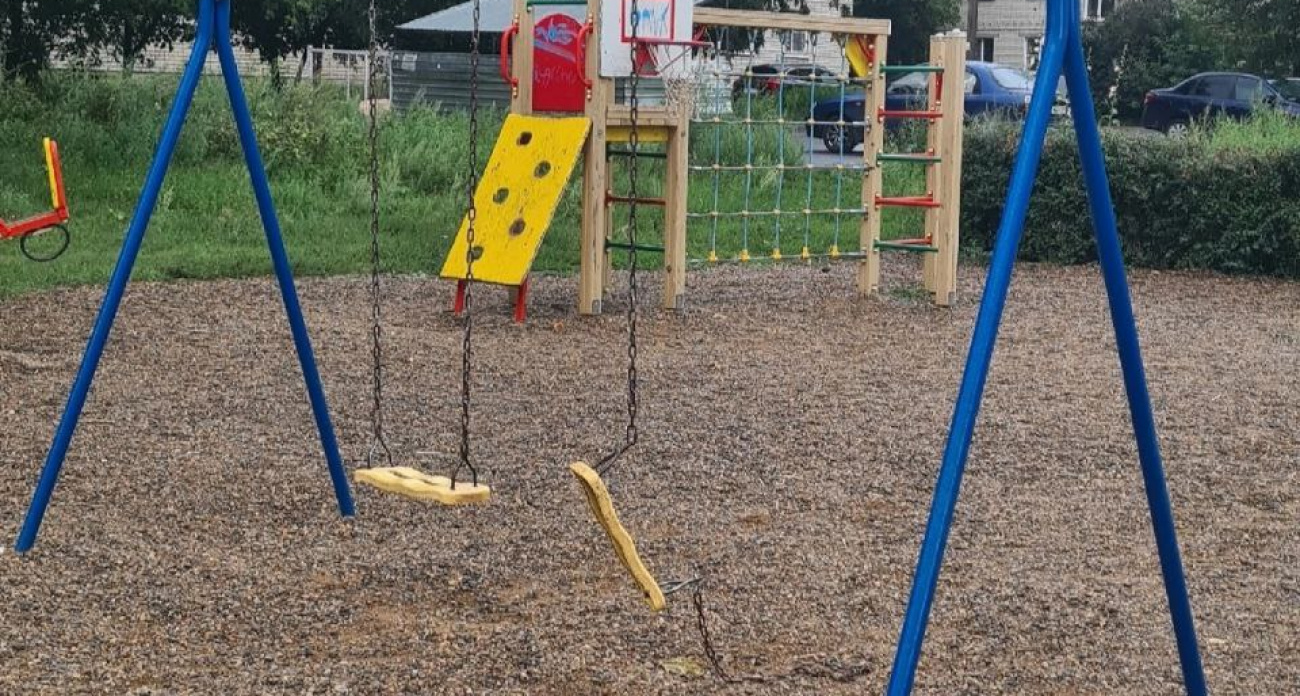 Девочка получила сотрясение мозга из-за сломанной качели в Дзержинске