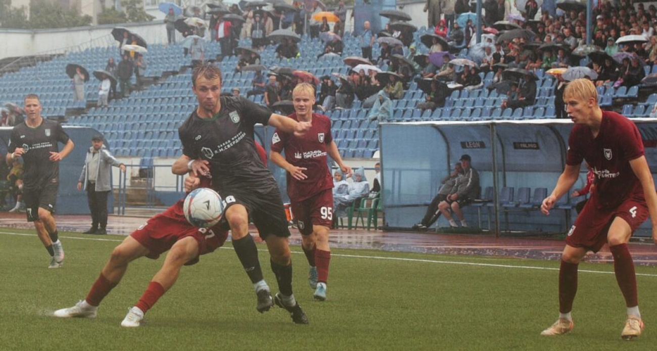 "Химик" разгромил "Рубин-2" под проливным дождем, забив гол за 32 секунды