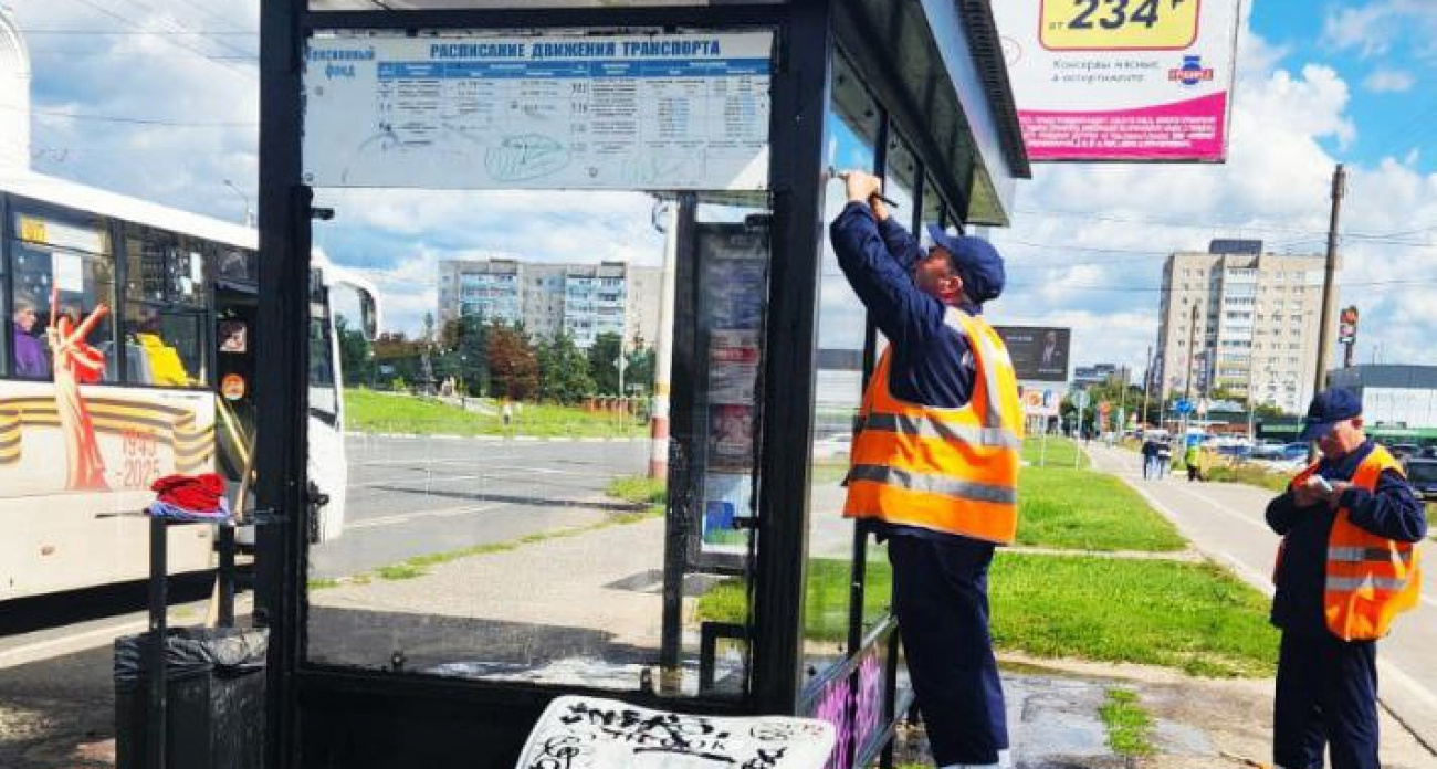 В Дзержинске очистили 52 остановки от незаконной рекламы и следов клея