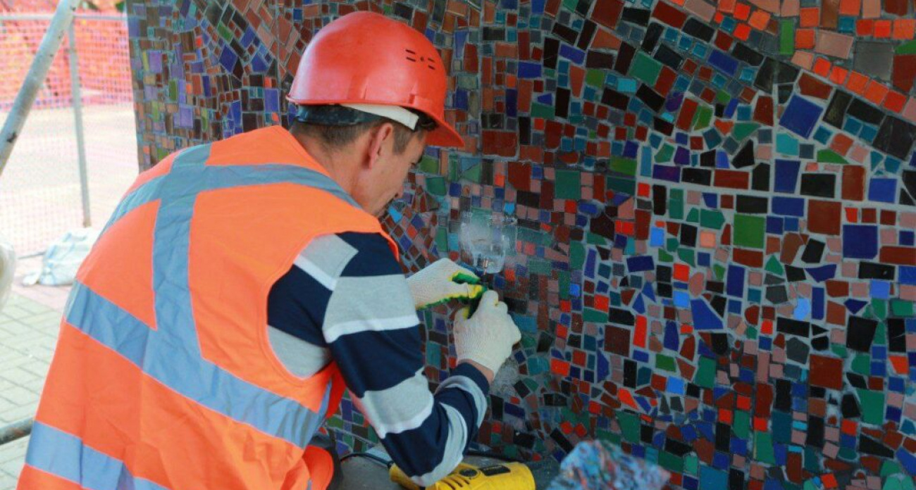 100 квадратных метров мозаики восстанавливают к 80-летию Победы на площади Героев в Дзержинске