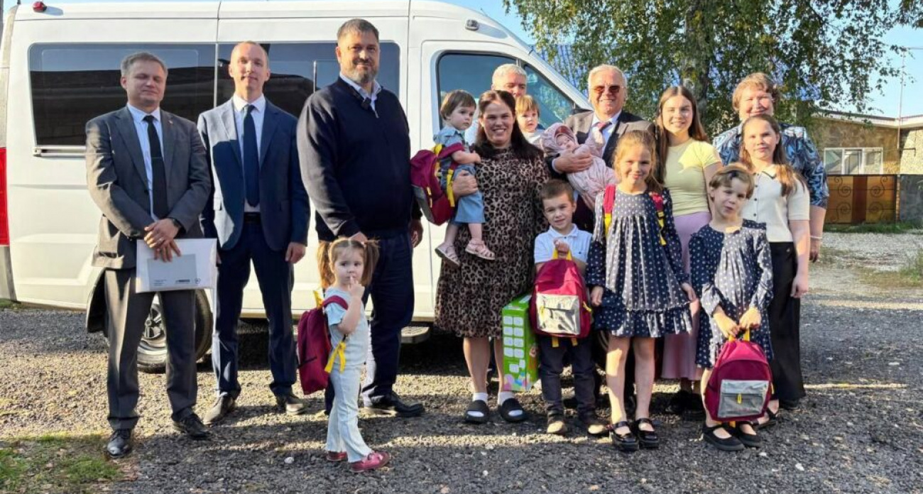 Семье с девятью детьми из Дзержинска подарили девятиместный "Соболь" по решению губернатора