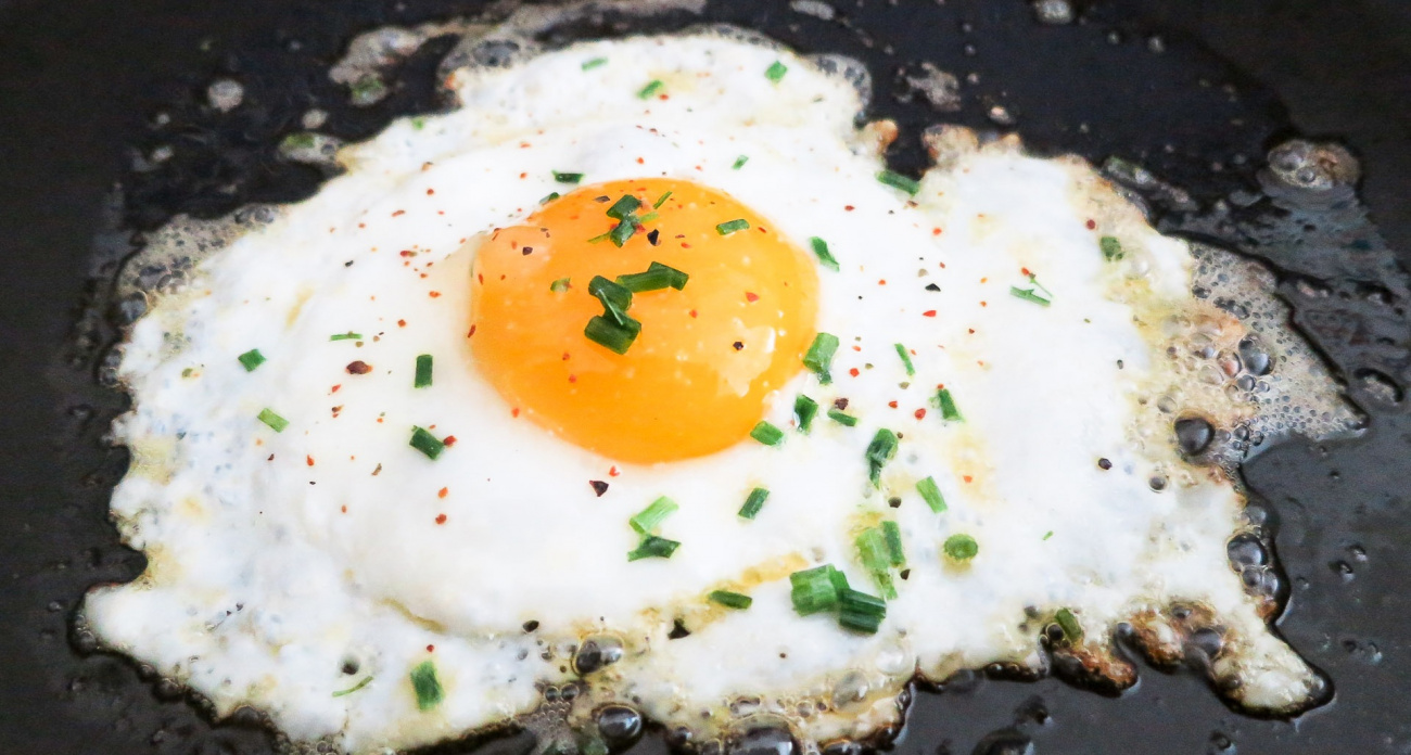 Мясной бульон вместо масла: древний секрет яичницы, которую невозможно испортить