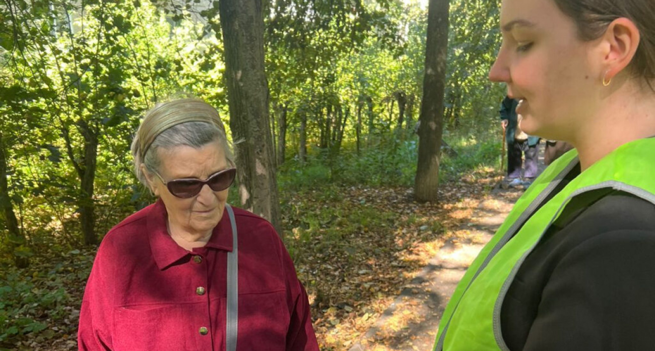 ОГИБДД Дзержинска и школьники провели деликатную акцию для пожилых пешеходов на Неделе безопасности