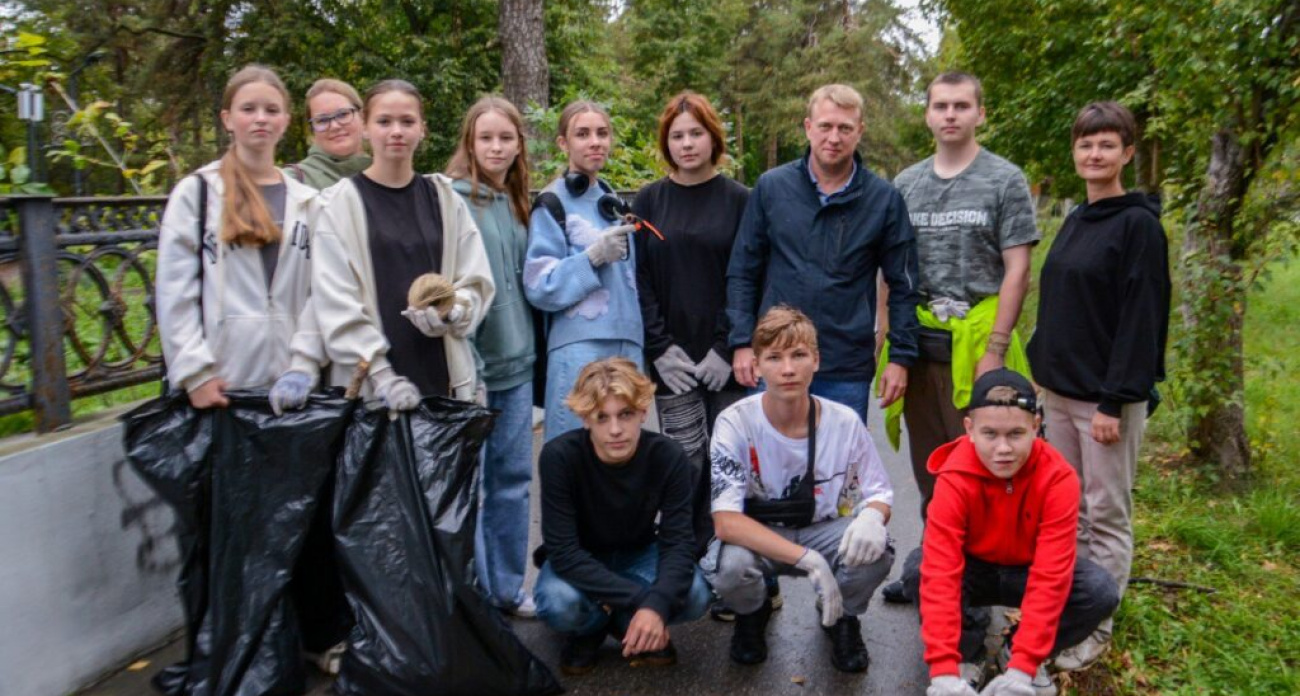 Более 100 волонтеров спасают молодые деревья в Городе трудовой доблести: "Трудовой десант" на четырех площадках Дзержинска