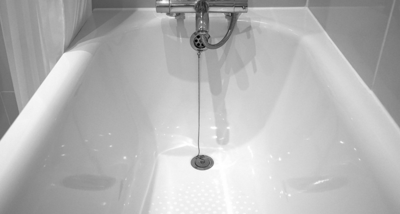 Смешиваю соду с этим — и даже старая ванна становится белее снега: три копеечных рецепта против налета и ржавчины