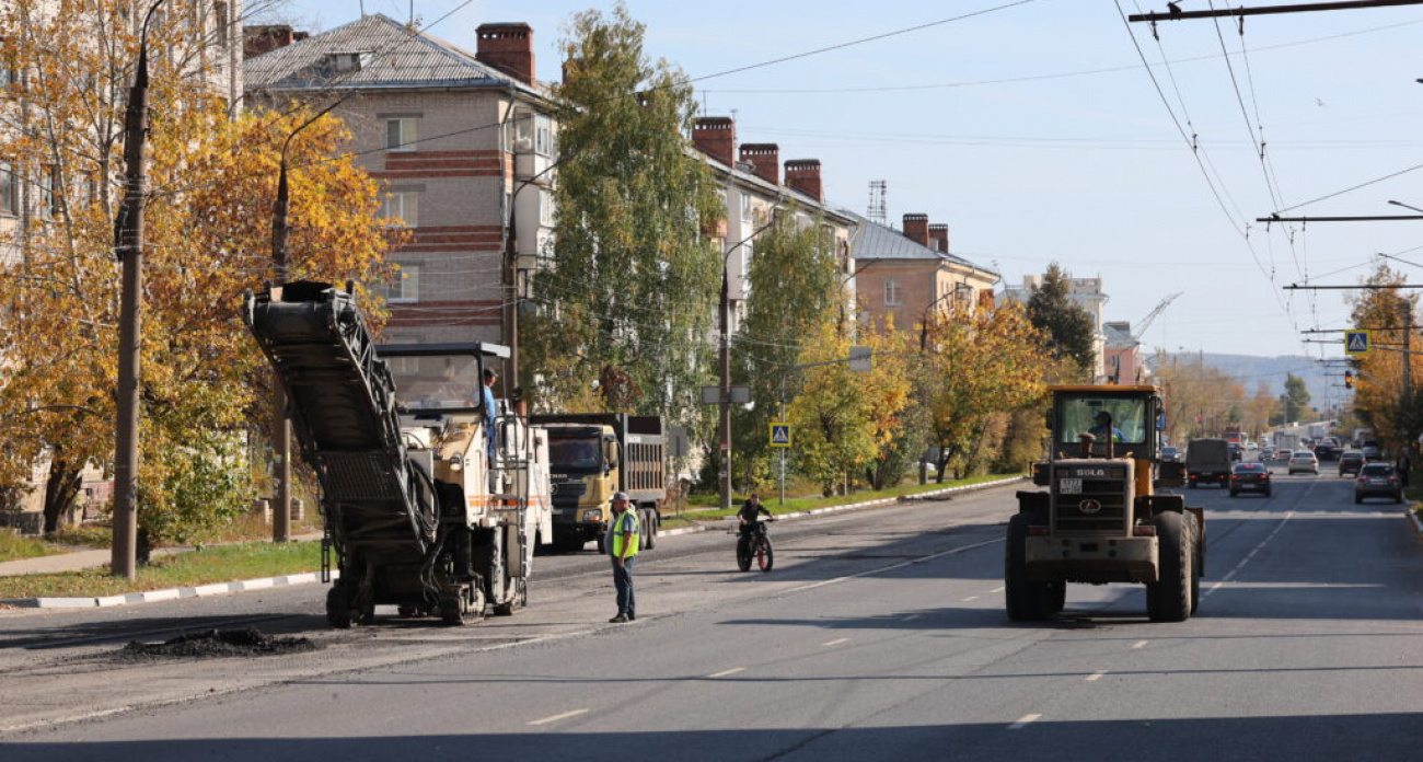 В Дзержинске одновременно ремонтируют две ключевые улицы: обновят почти 2 километра дорог