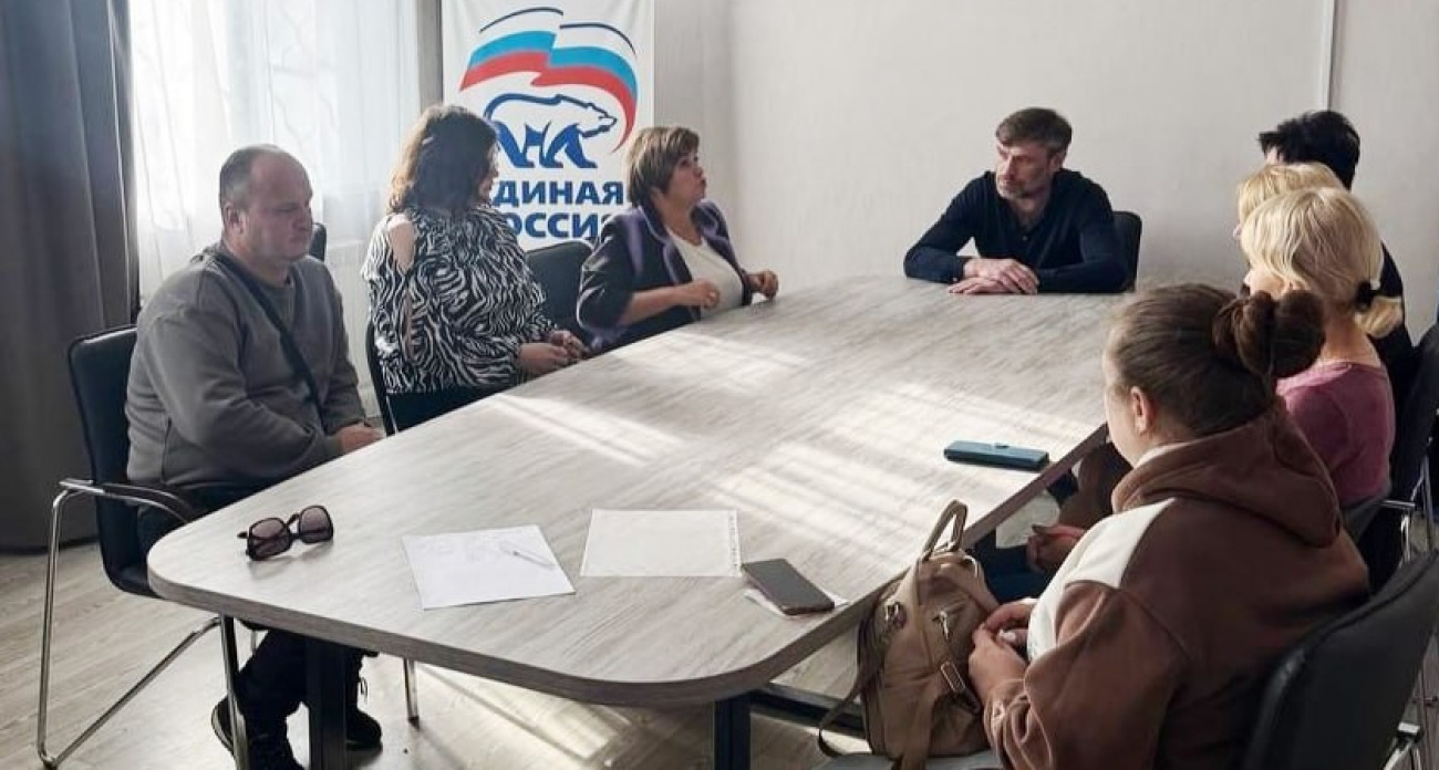 Родители трех детсадов потребовали от депутата "Единой России" заменить разбитый асфалт и сломанные окна