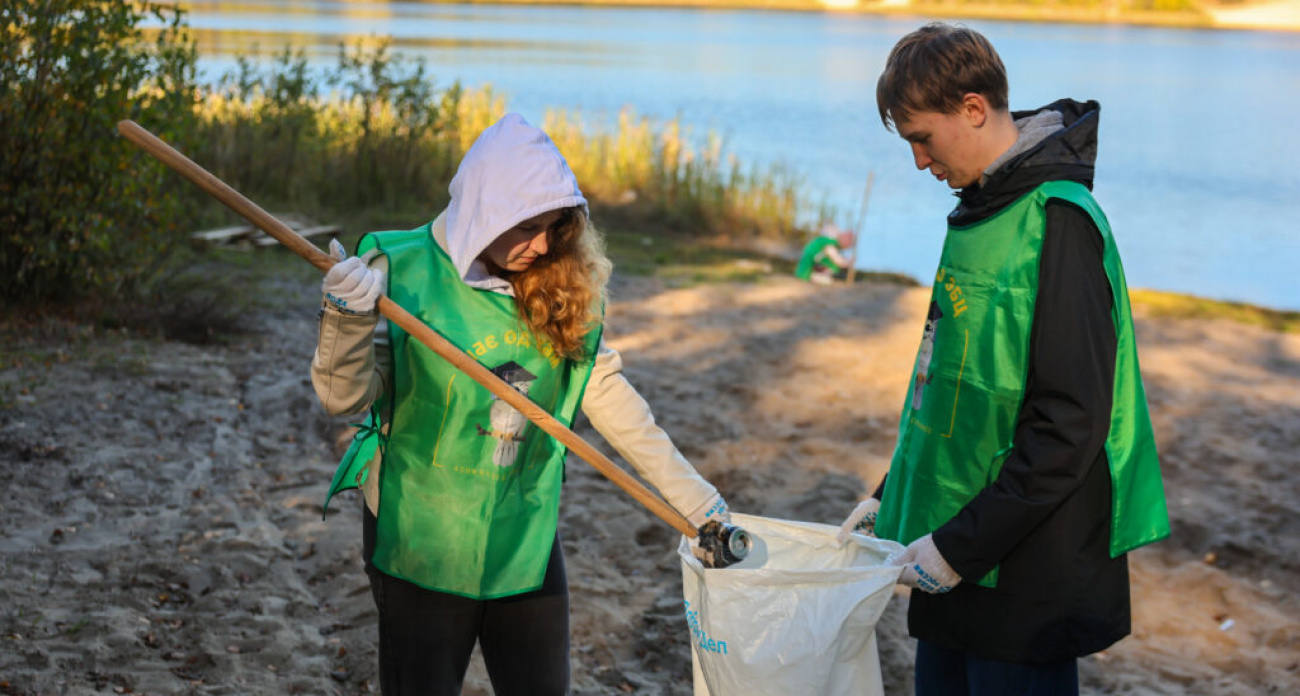 Дзержинские школьники собрали 20 кубометров мусора с берега за один день