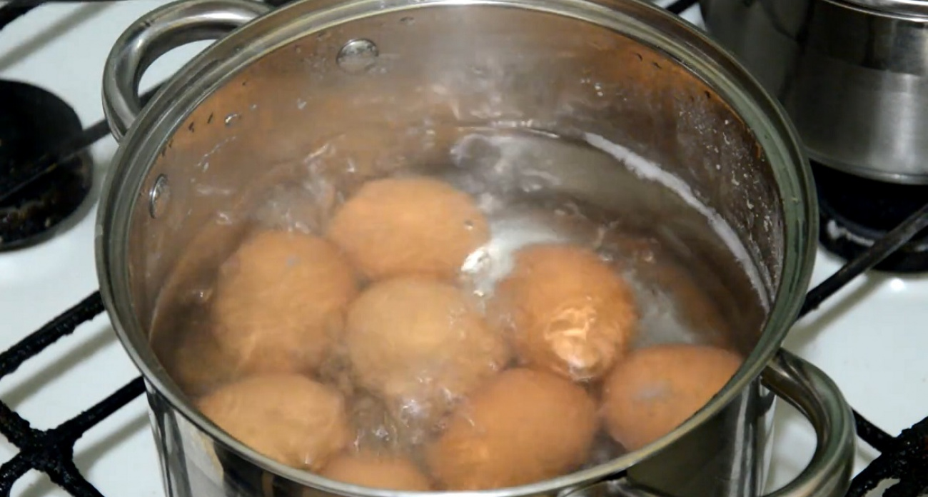 Добавьте ложку этого в воду при варке: скорлупа сойдет сама, даже с самых свежих яиц