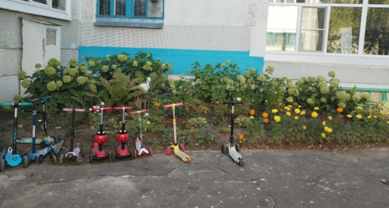 Дети на самокатах проваливаются в ямы: детсад №61 борется за асфальт через программу "Вам решать!"