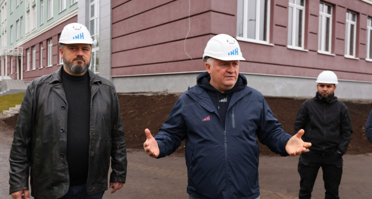 Родители лично проверили строительство школы им.Молева в Дзержинске: что увидели на площадке