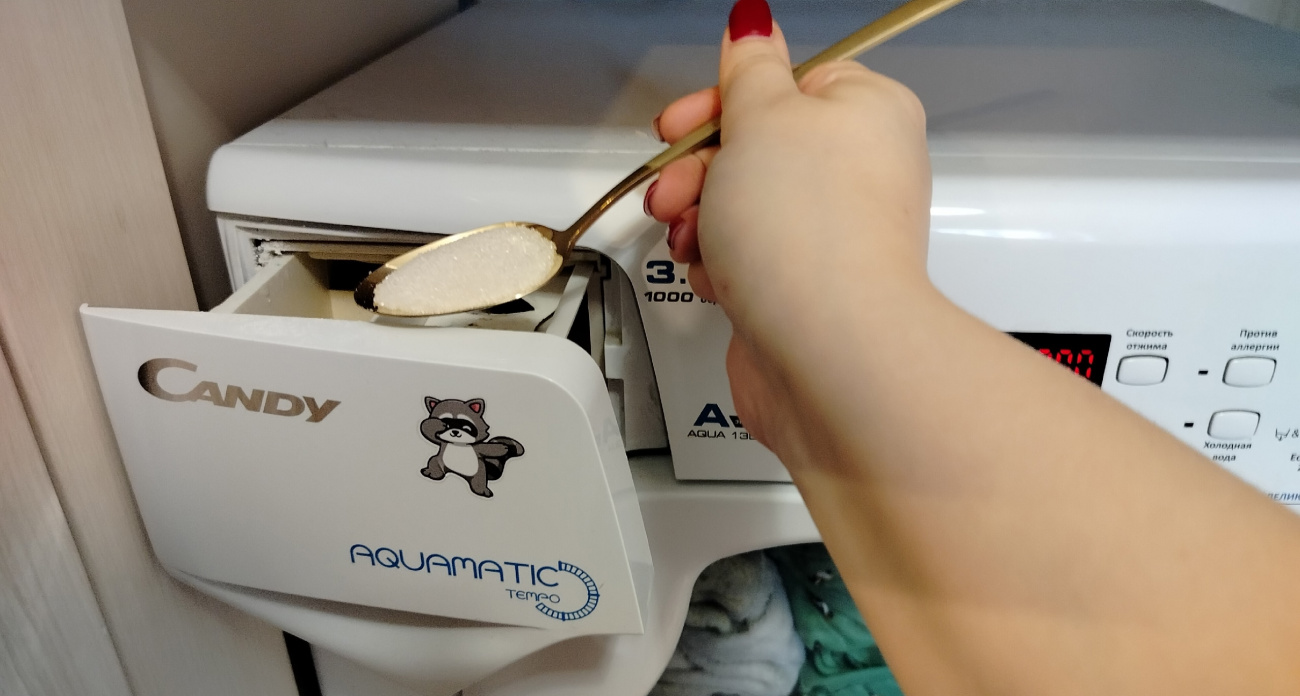 Желтый налет в лотке стиральной машины исчез за 2 часа: что хозяйка залила кипятком