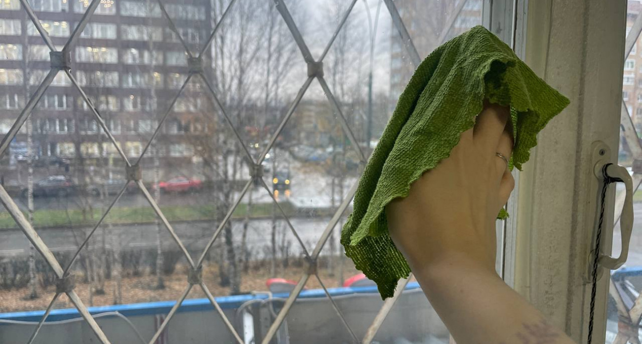 Забудьте про химию: советская хозяйка раскрыла секрет окон без разводов на полгода