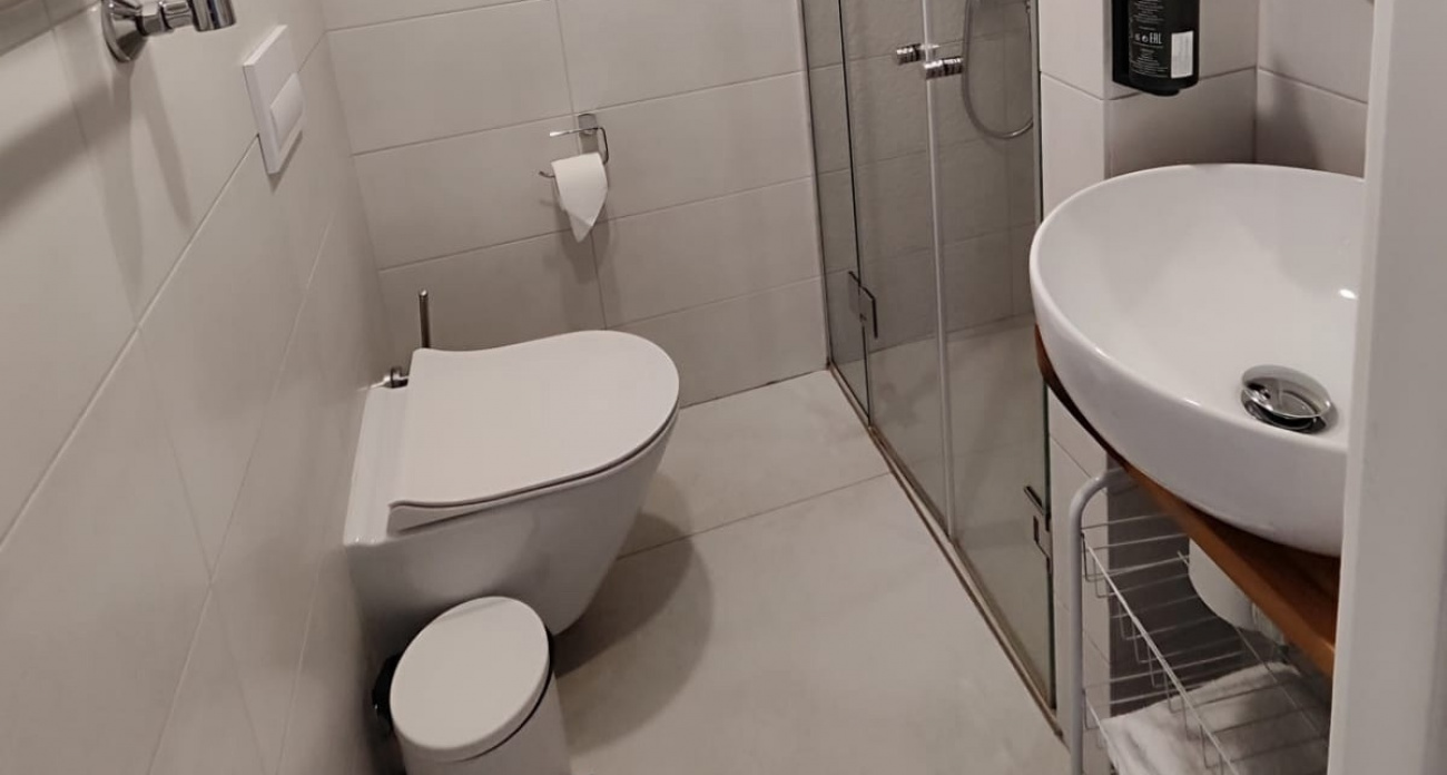 Что происходит с вашей зубной щеткой, когда вы забываете закрыть крышку унитаза перед смывом