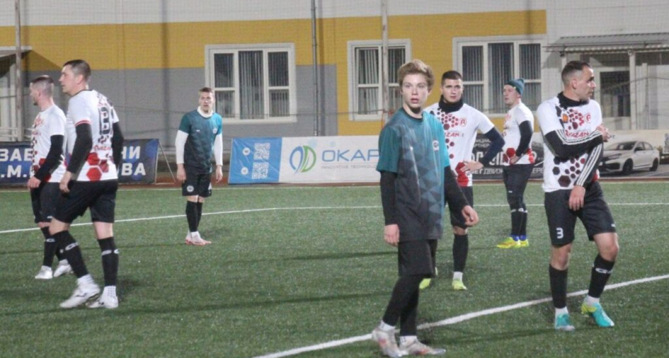 Дебютант "Сборная города" с 9 победами из 9 сразится с многократным чемпионом "Ритмом" за золото Дзержинска