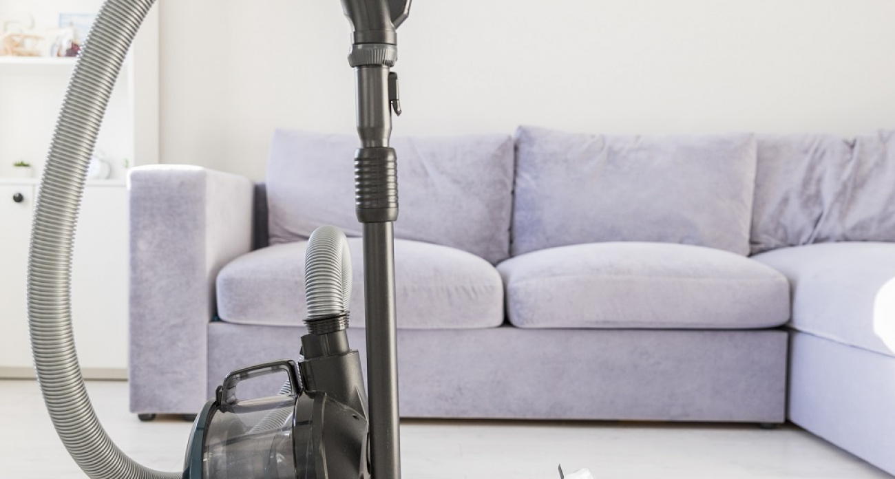 Зачем опытные хозяйки натягивают носок на пылесос: древний трюк, который знают единицы