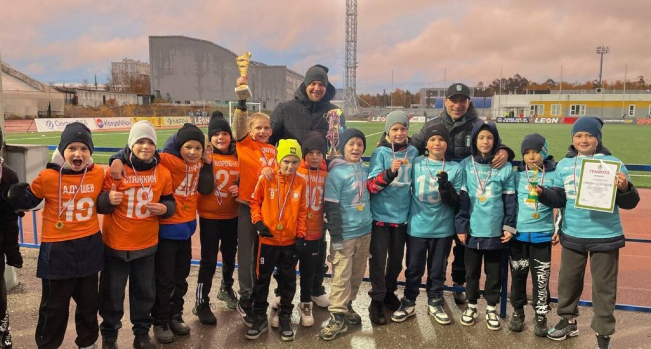 Глава Дзержинска лично наградил юных чемпионов футбола прямо на стадионе