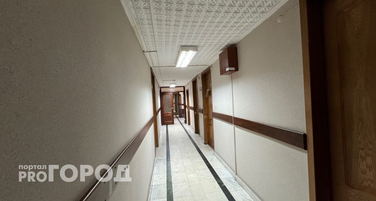 Судебный пристав поймал мужчину с алкоголем в здании суда