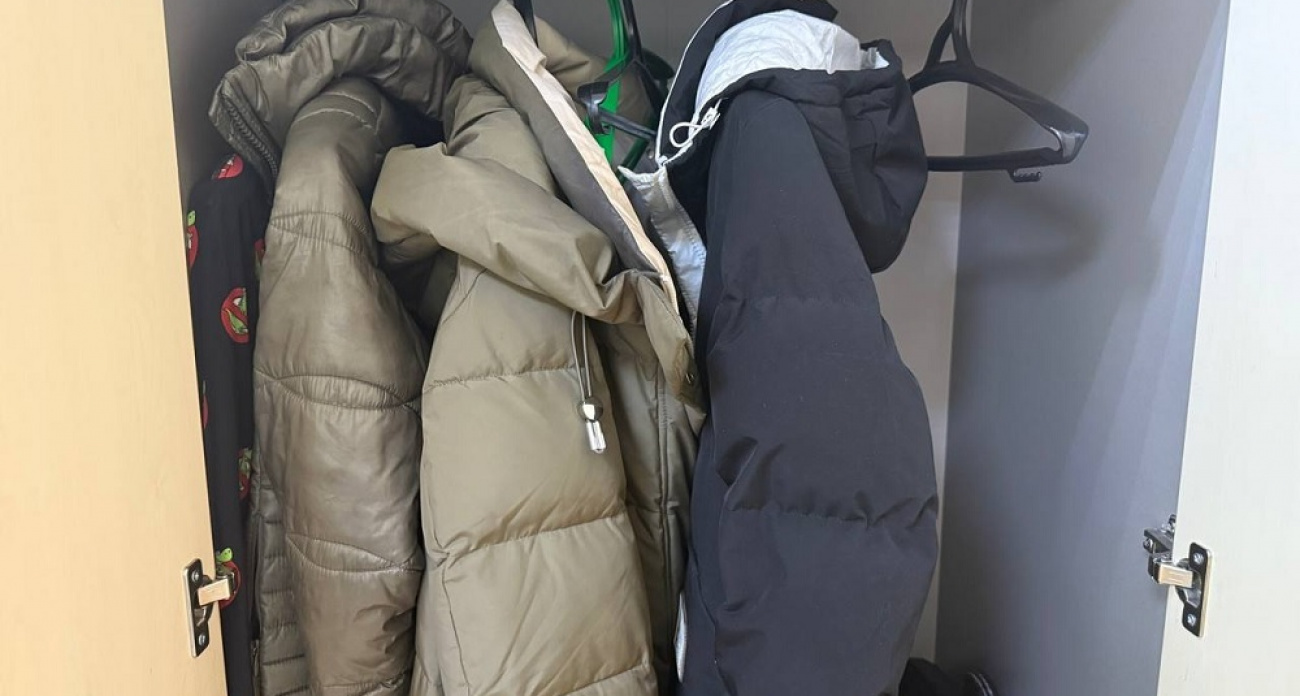 Пуховик свалялся комками после стирки? Три способа вернуть ему объем — один из них с морозилкой