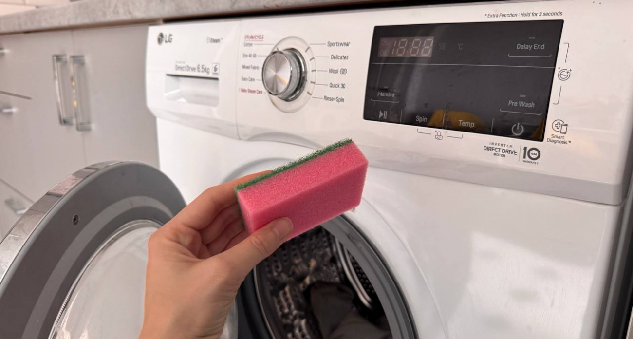 Положите обычную губку в стиральную машину — соседка открыла мне секрет, как экономить на порошке и забыть о шерсти на вещах