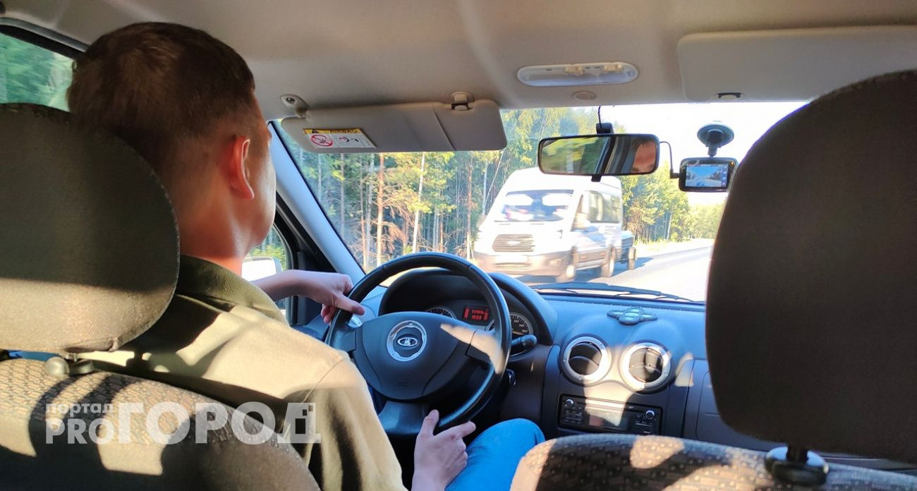 С 2026 года водителей будут штрафовать на 500 рублей за номера без российского флага