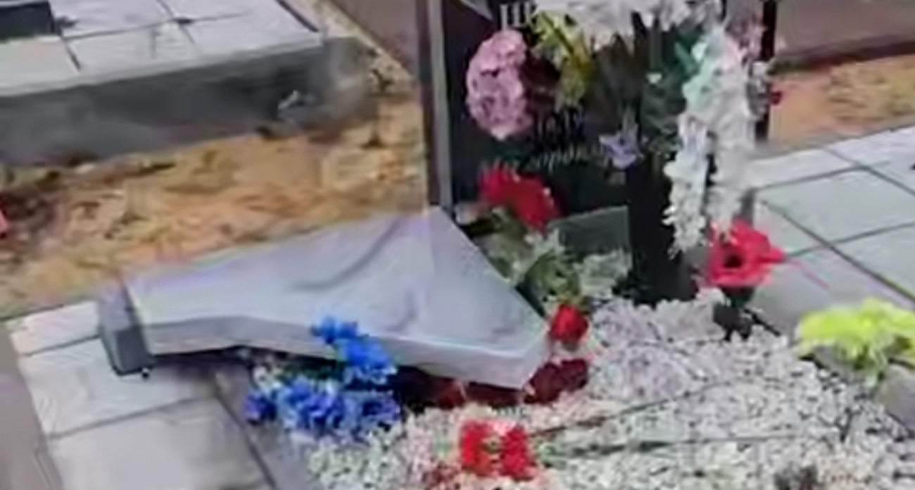 В Дзержинске вандалы повредили памятники на кладбище, включая мемориалы военным
